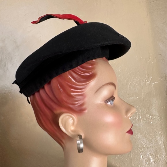 MODISH 1940S\' BLACK FELT HAT WITH LARGE RED SUEDE BOW + BLACK BEADS main image 4